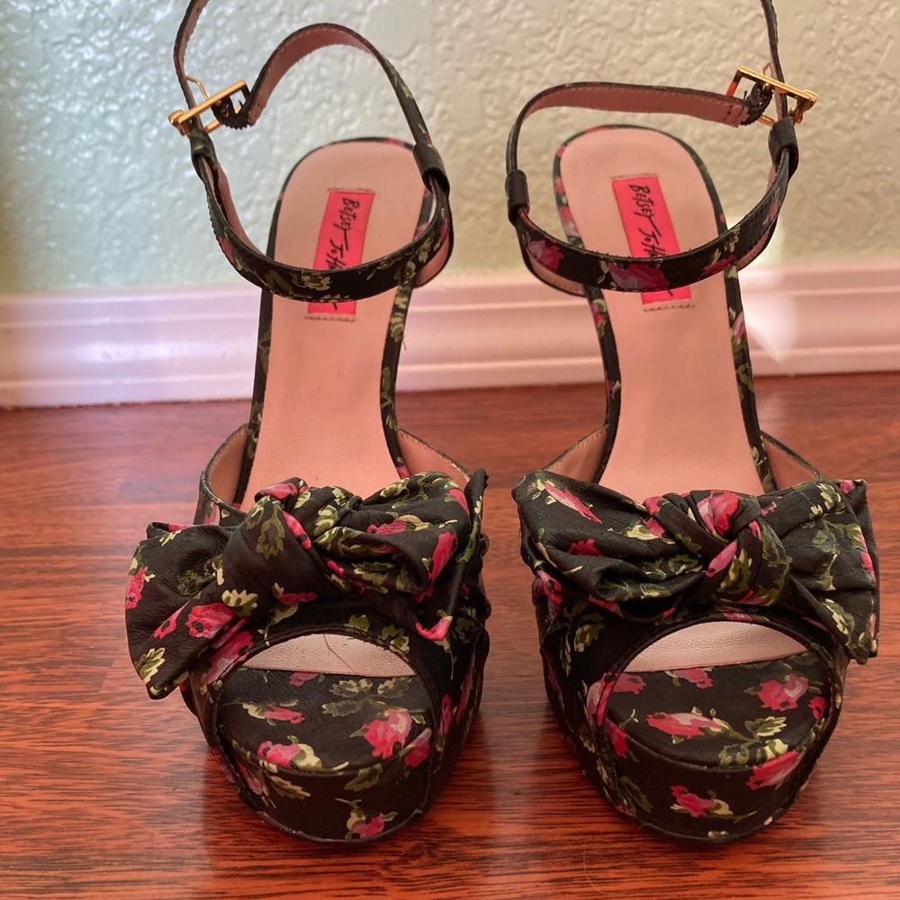 BNIB Betsey Johnson Haylie black floral leather heels size 8 - Picture 3 of 9